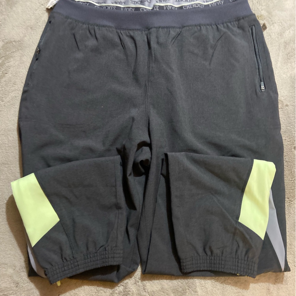 💜Gray women’s Cherokee pants with green accents💜